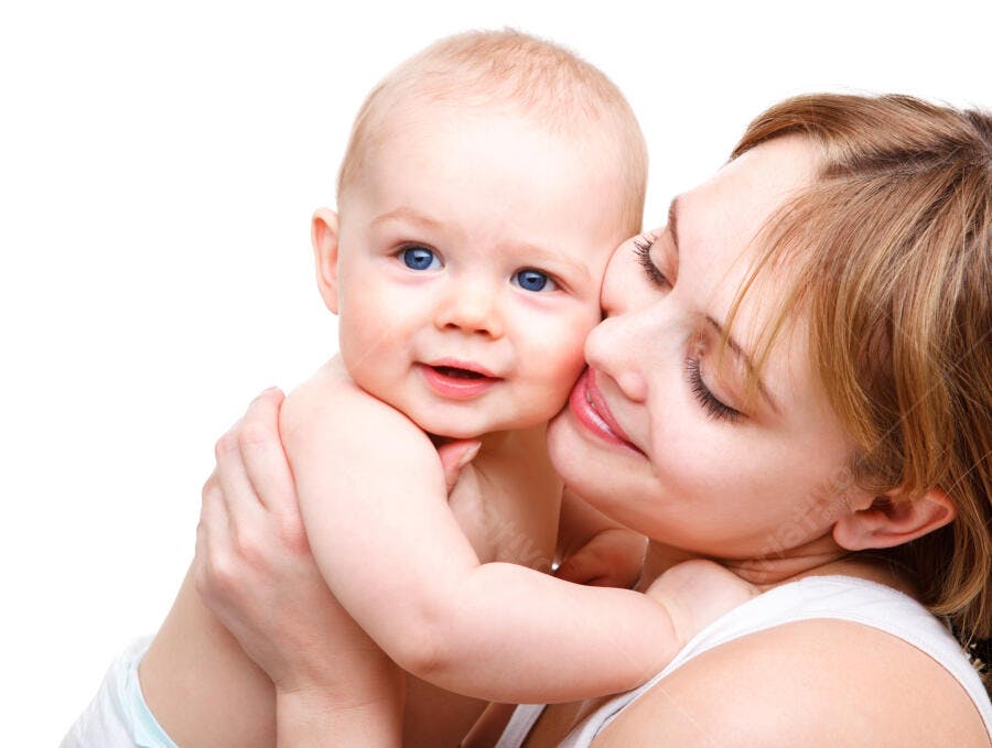Mãe e Bebê sorrindo fundo branco