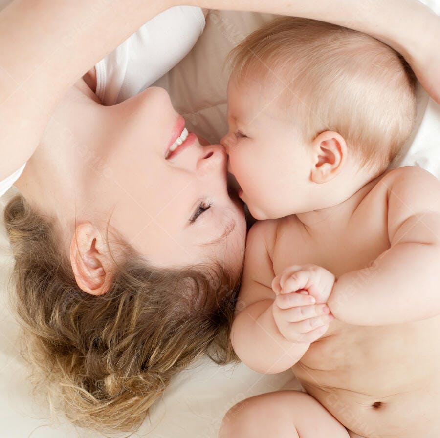 Mãe e bebê recém-nascido se beijando
