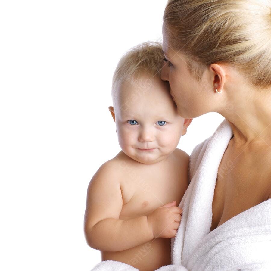 Mãe beijando bebê recém-nascido