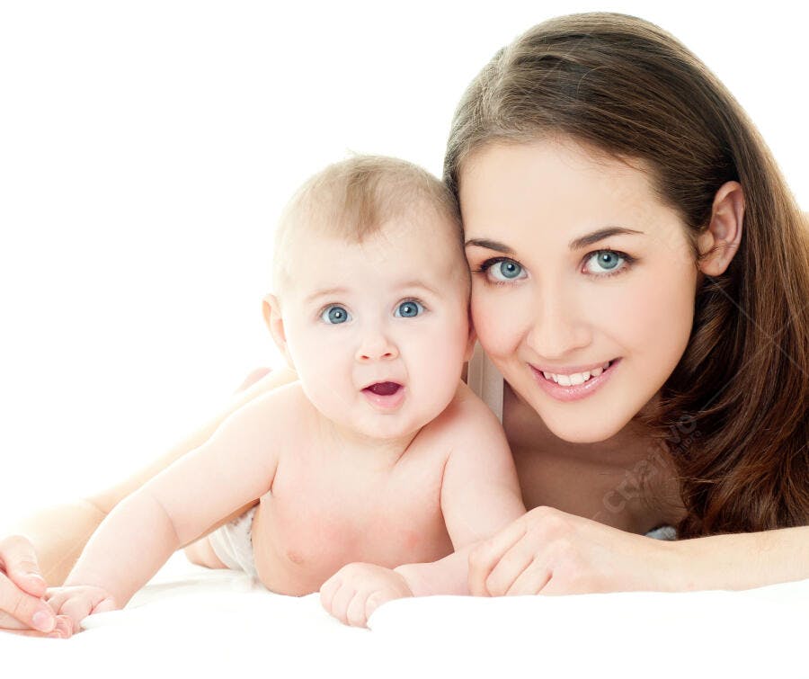 Mãe e bebê sorrindo fundo branco