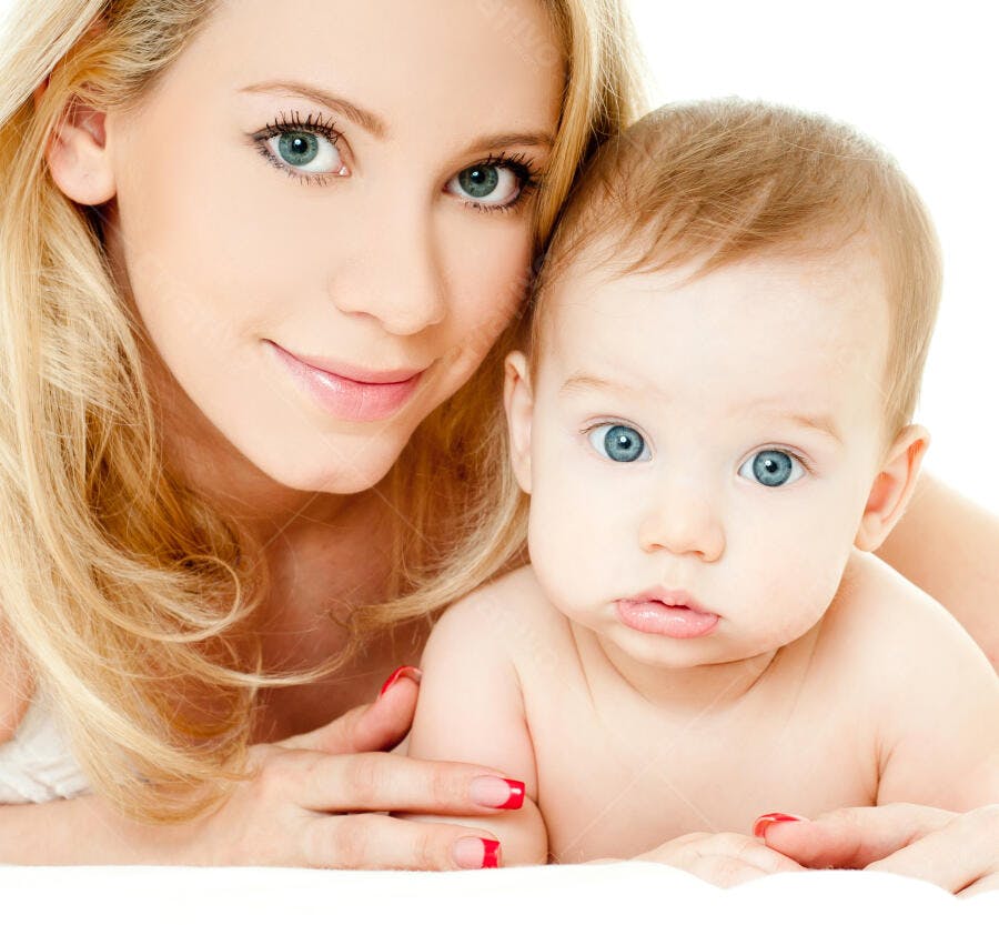Mãe e bebê com olhos azuis claros