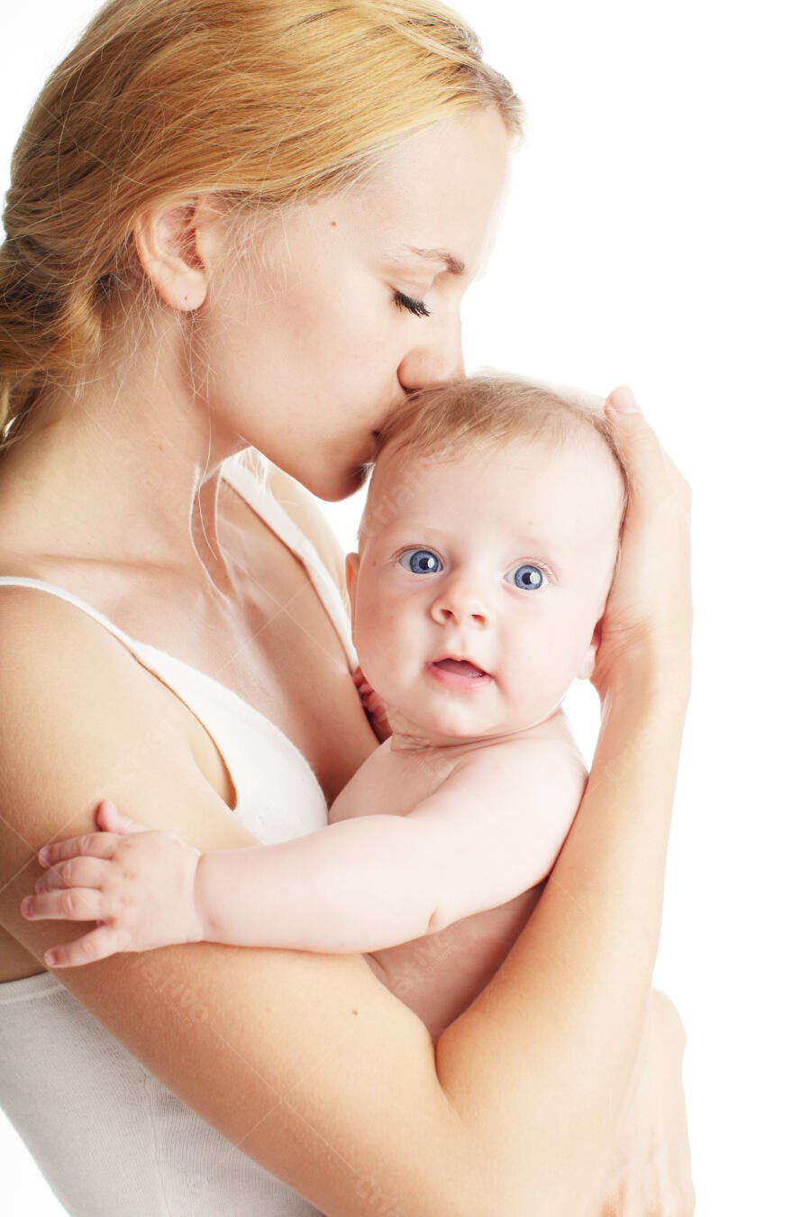 Mãe beijando bebê recém-nascido