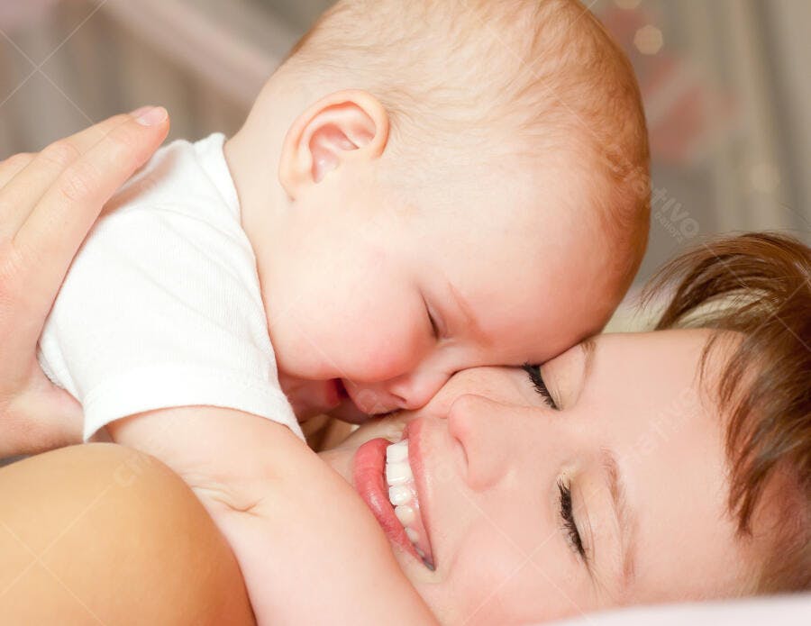 Bebê aconchegado na mãe