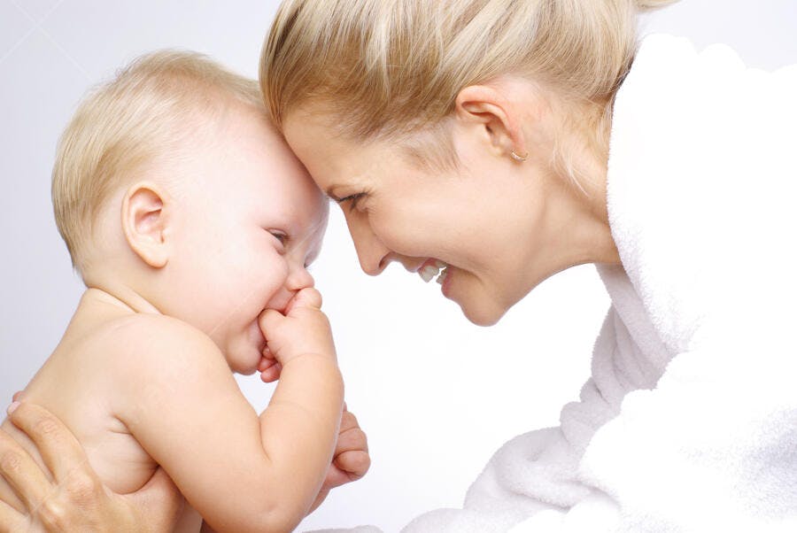 Bebê e mãe sorrindo juntos
