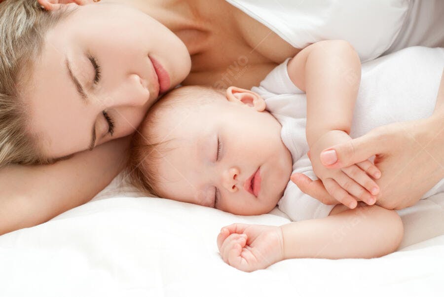 Mãe e bebê dormindo tranquilamente