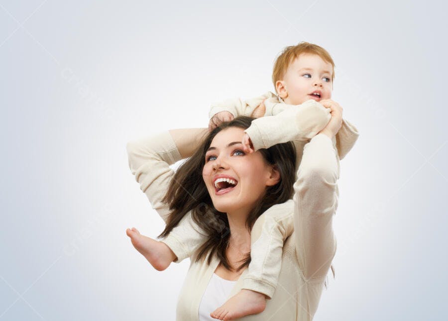 Mãe e bebê sorrindo fundo claro