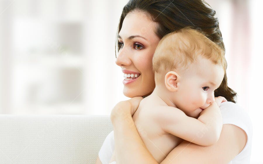Mãe e bebê sorrindo em casa
