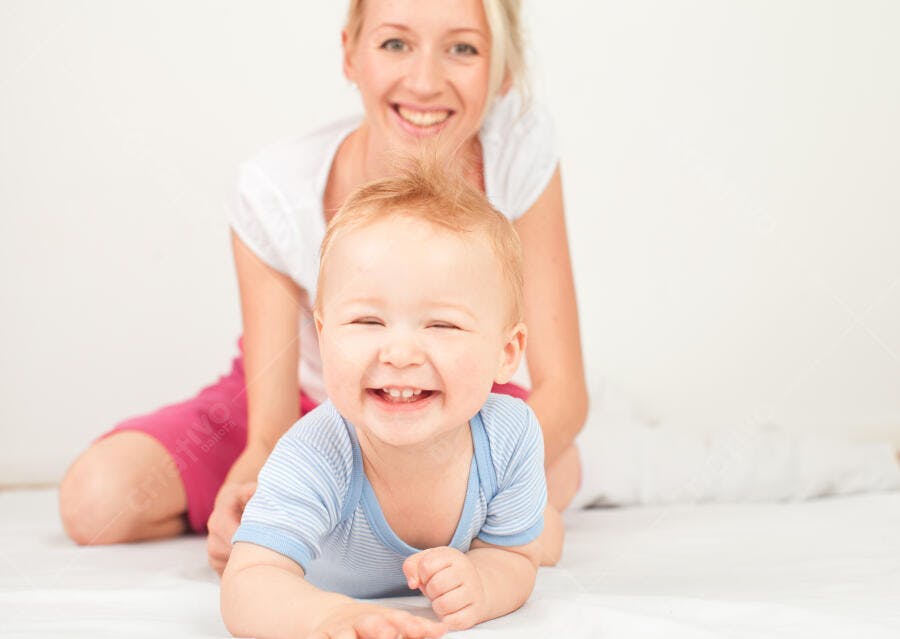 Bebê feliz com mãe sorrindo