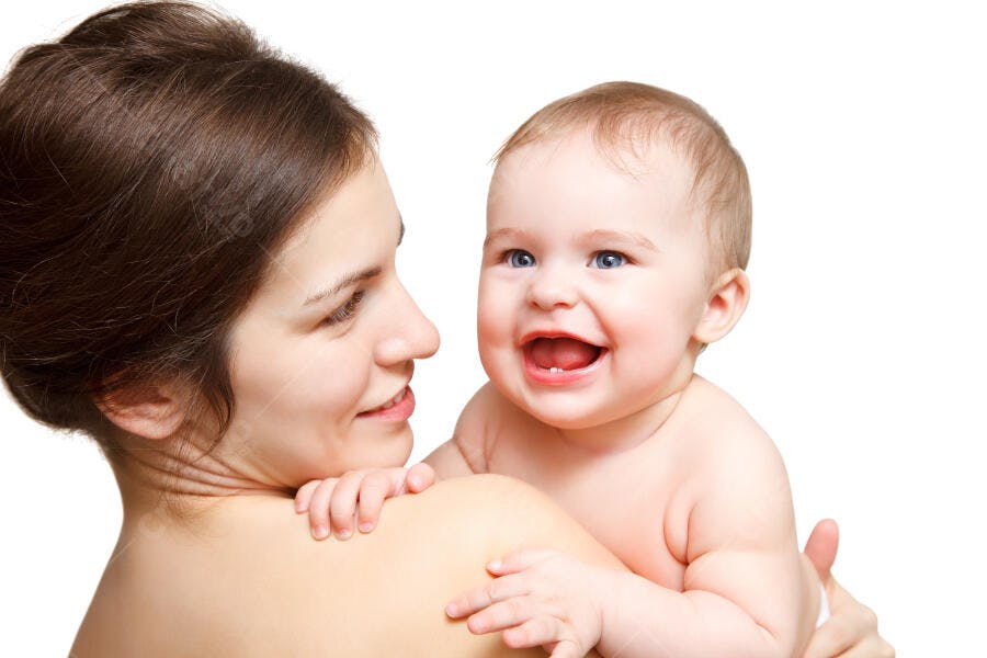 Mãe e bebê sorrindo fundo branco