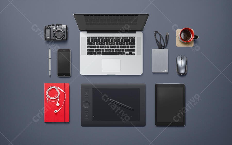 Mockup Minimalista de Mesa de Trabalho com Notebook