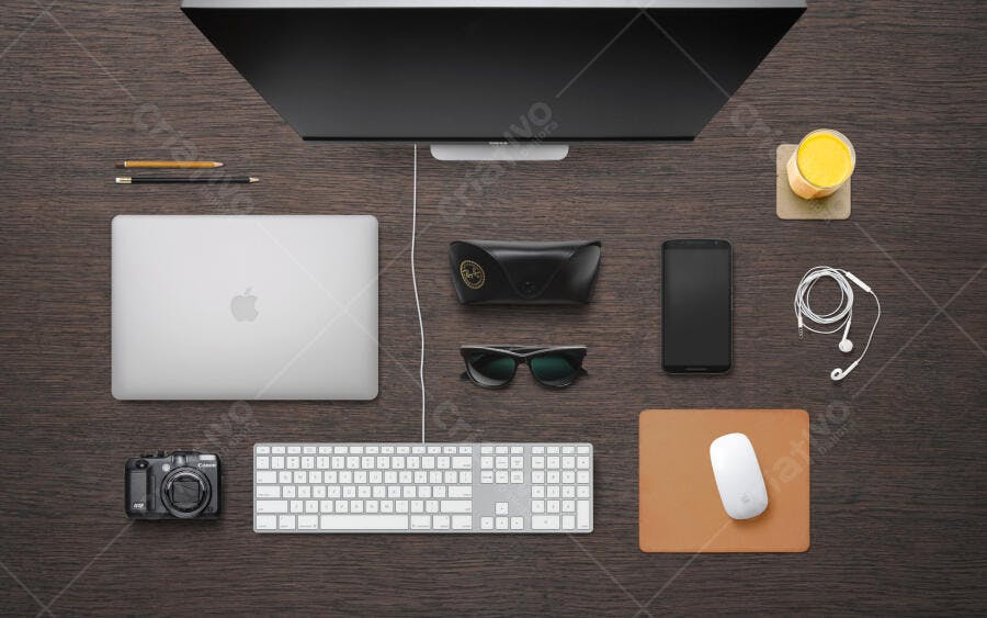 Mockup Moderno de Mesa de Trabalho com Notebook