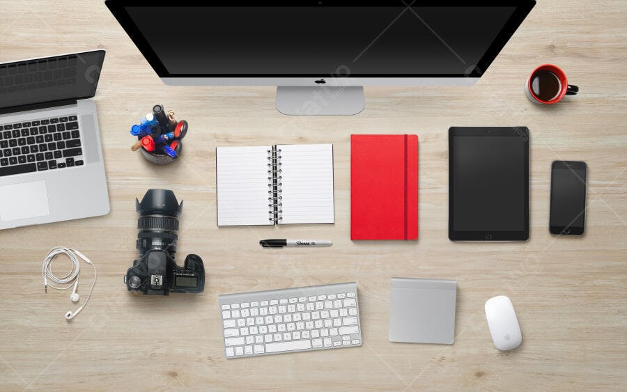 Mockup Realista de Mesa de Trabalho com Notebook e Gadgets