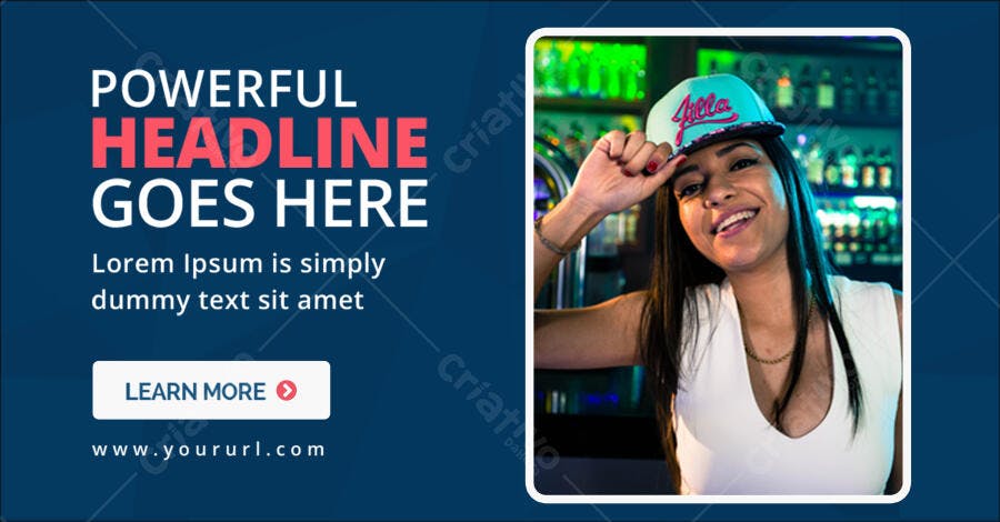 Mockup Boné Moderno: Mulher Sorrindo em Bar