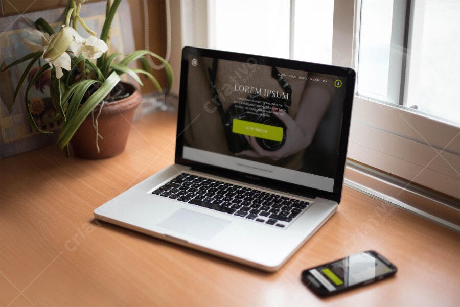 Mockup Realista de Notebook e Smartphone em Mesa de Madeira