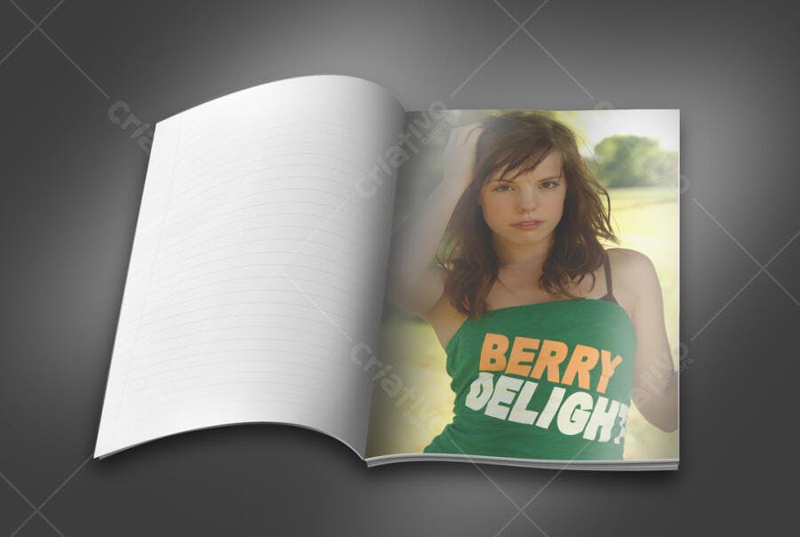 Mockup Notebook Aberto com Foto de Modelo Feminina