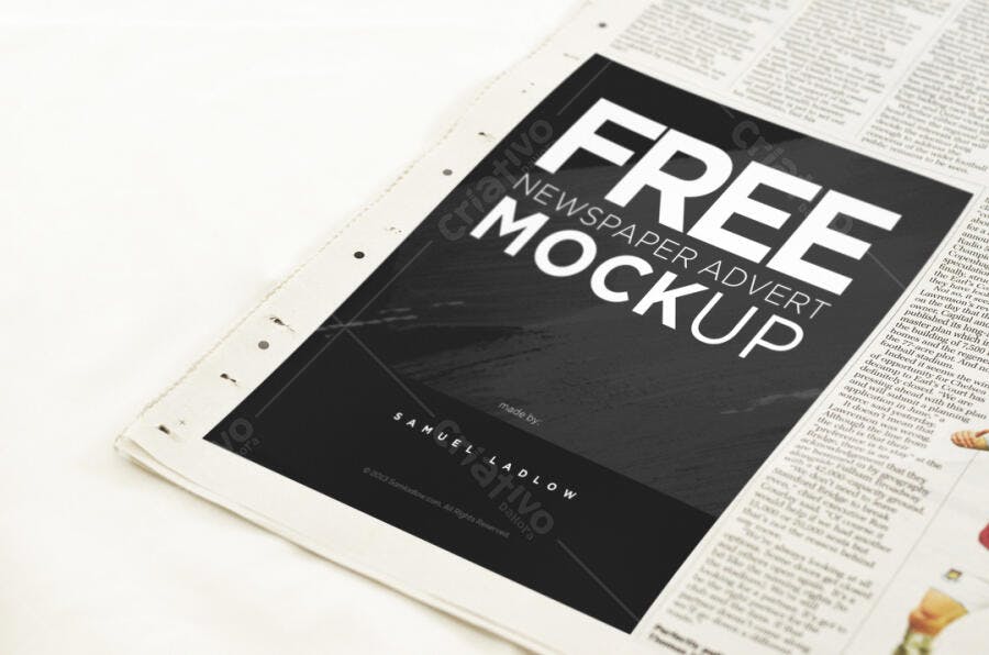 Mockup de Anúncio em Jornal: Design Preto e Branco
