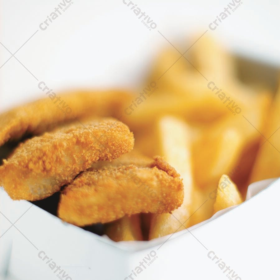 Peixes fritos e batatas fritas em caixa