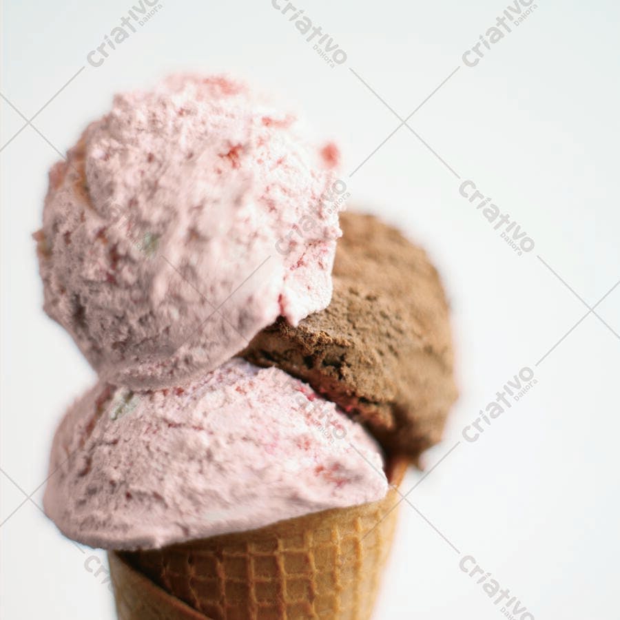 Sorvete em casquinha rosa e chocolate