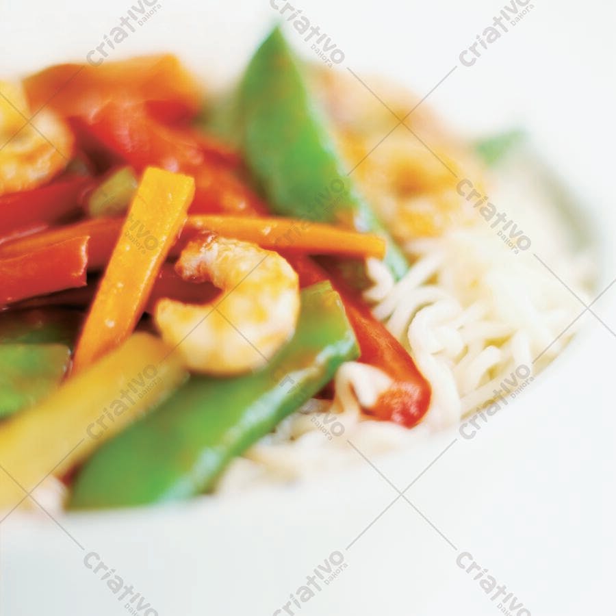 Camarões com legumes e macarrão
