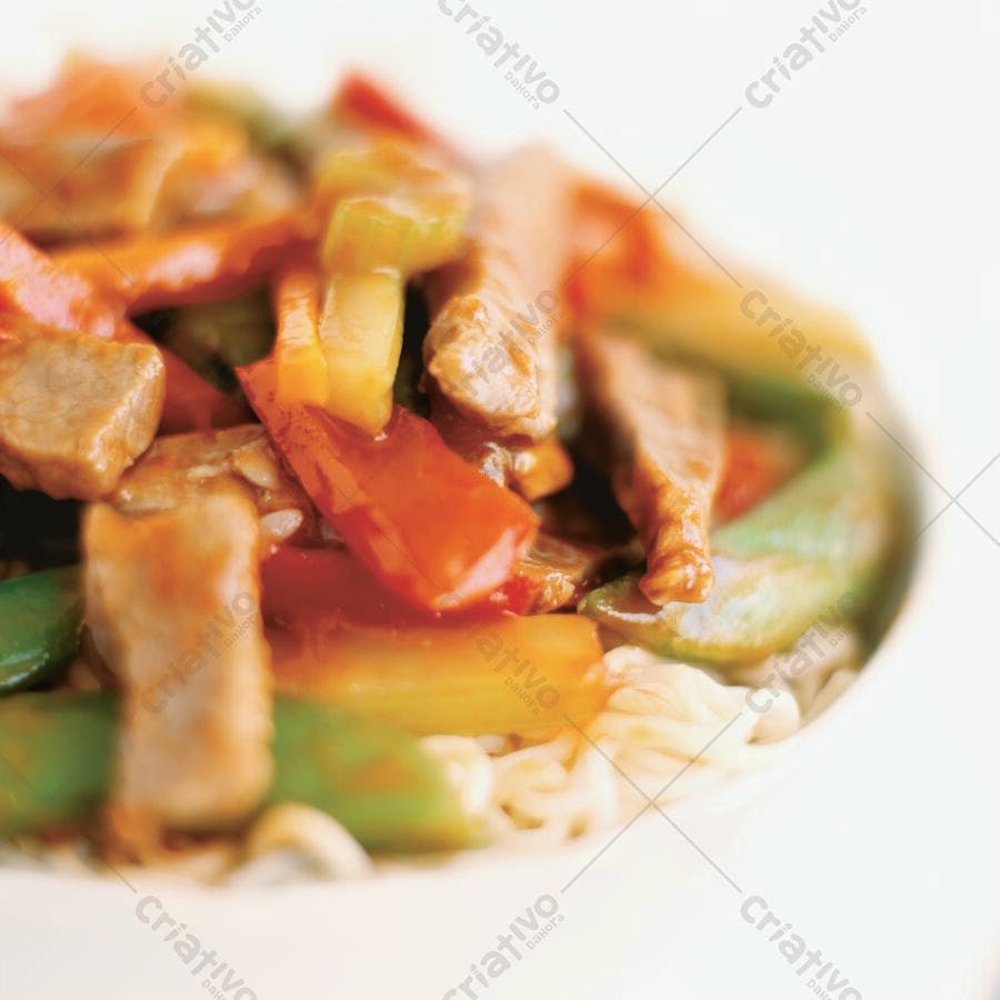 Frango agridoce com legumes e macarrão