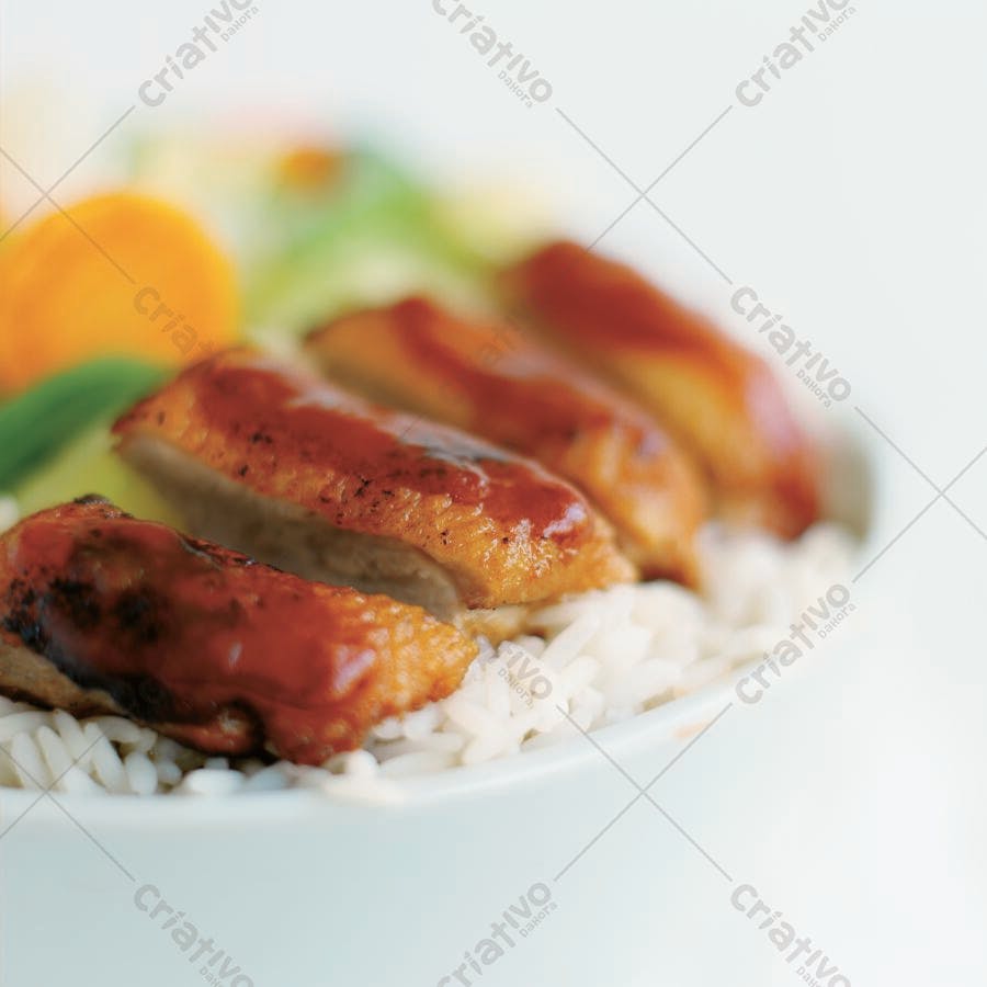 Prato de frango grelhado com arroz e legumes
