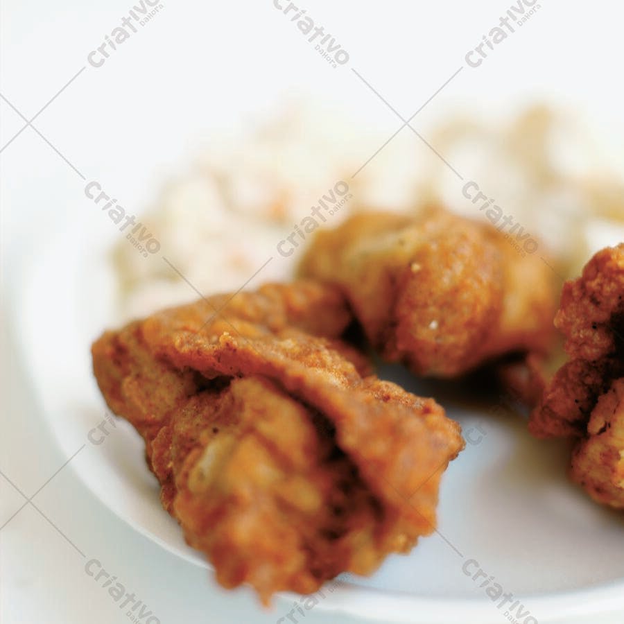 Frango frito crocante com salada
