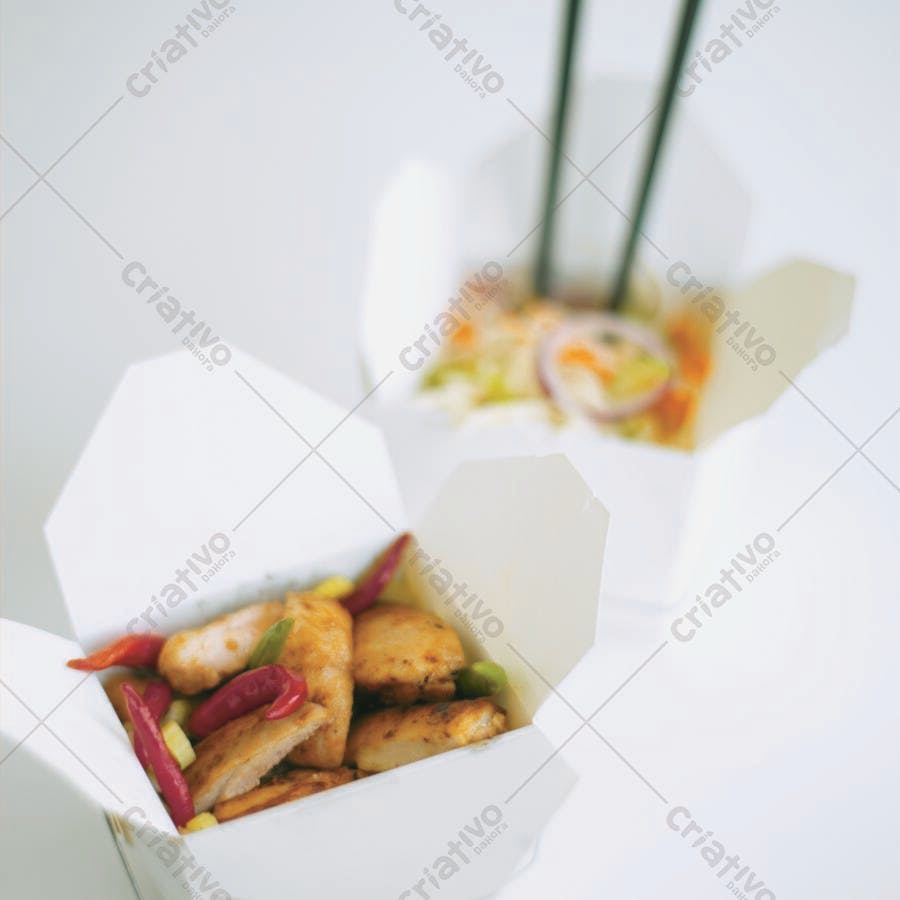 Frango com legumes em embalagem para viagem