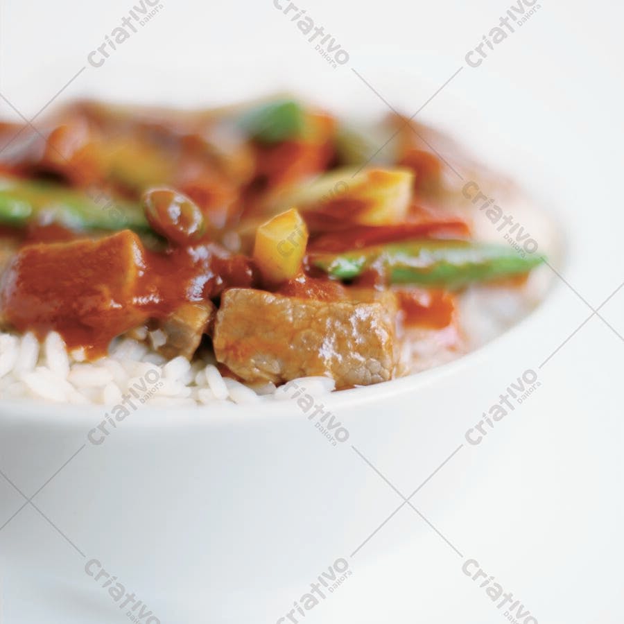 Carne com legumes e arroz em molho vermelho