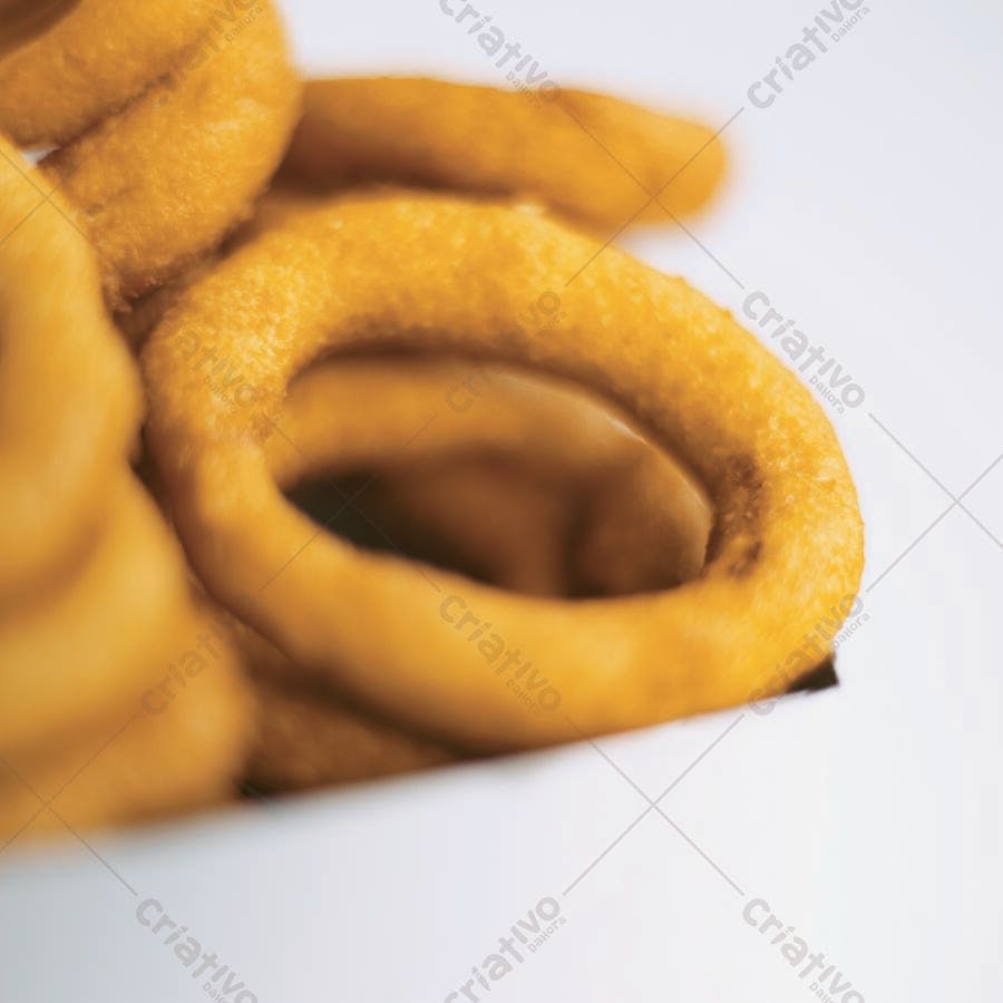 Aneis de cebola crocantes empilhados