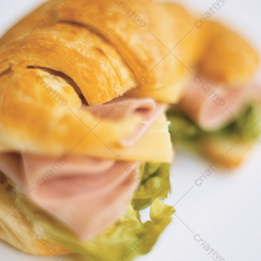 Croissant com presunto e queijo