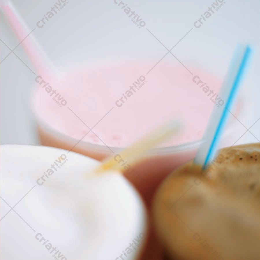 Bebidas cremosas em copos descartáveis