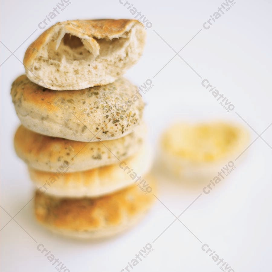 Pães sírios com ervas pilha fundo branco