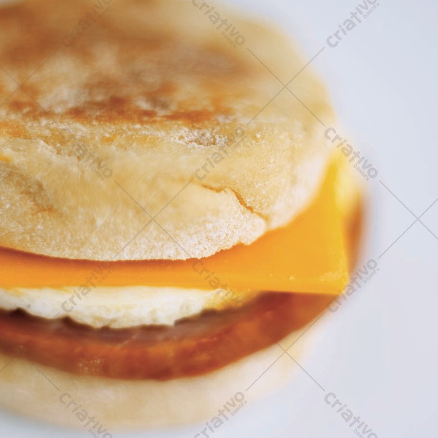 Sanduíche de café da manhã com queijo e ovo