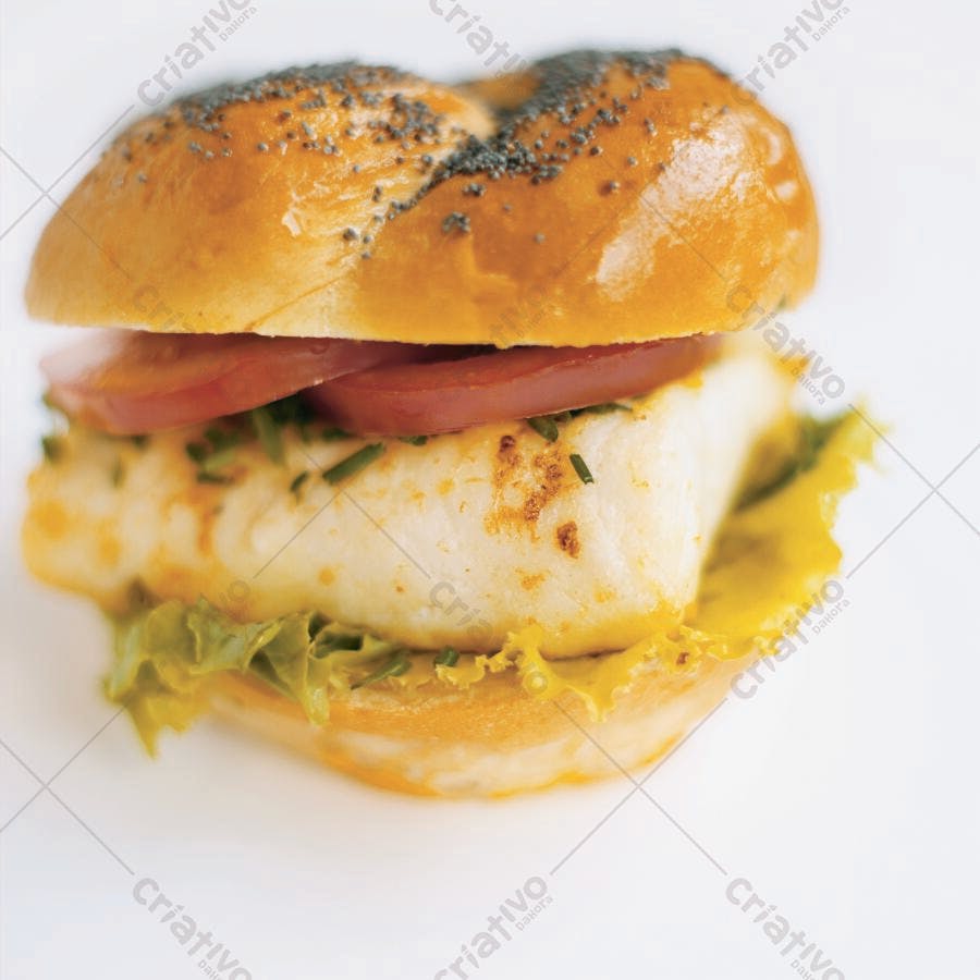 Sanduíche de peixe grelhado com tomate e gergelim