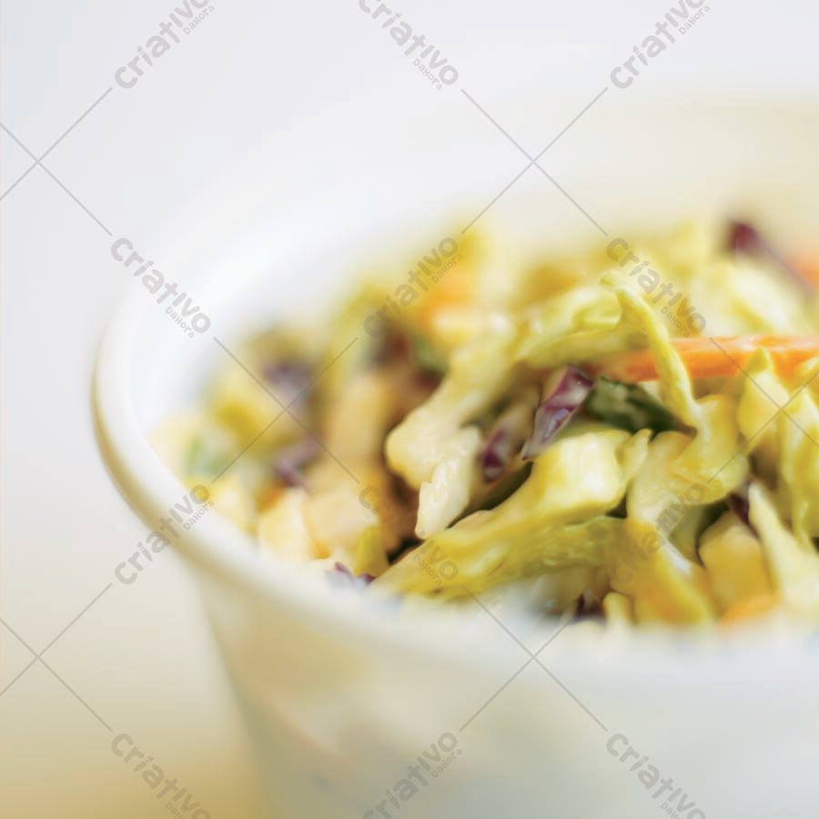 Salada de Repolho Cremosa em Tigela Branca