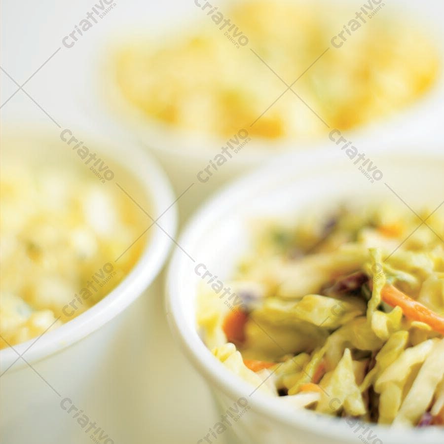 Salada de repolho cremosa em potinhos brancos