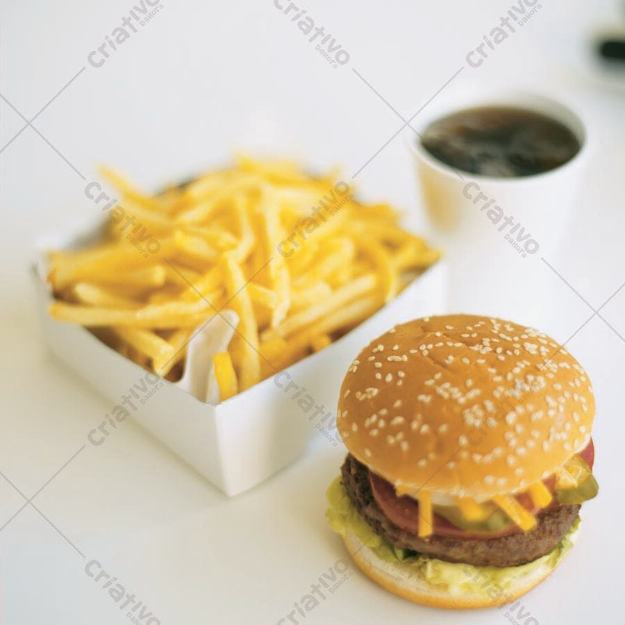 Hambúrguer e Batata Frita com Refrigerante