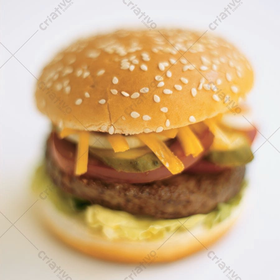 Hambúrguer artesanal com queijo cheddar e picles