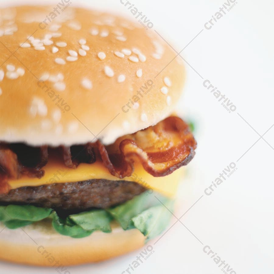 Hambúrguer com bacon e queijo cheddar