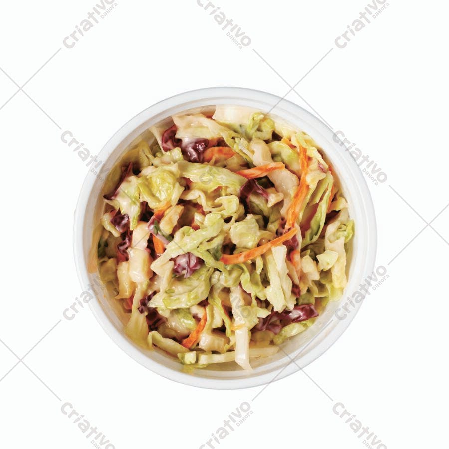 Salada de repolho cremosa em tigela branca