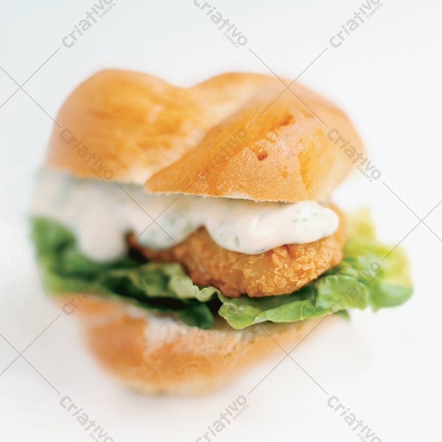 Sanduíche de peixe frito com molho cremoso