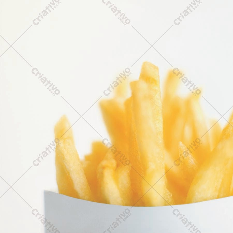 Batatas fritas douradas em embalagem branca