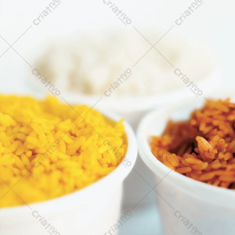 Arroz colorido em porções