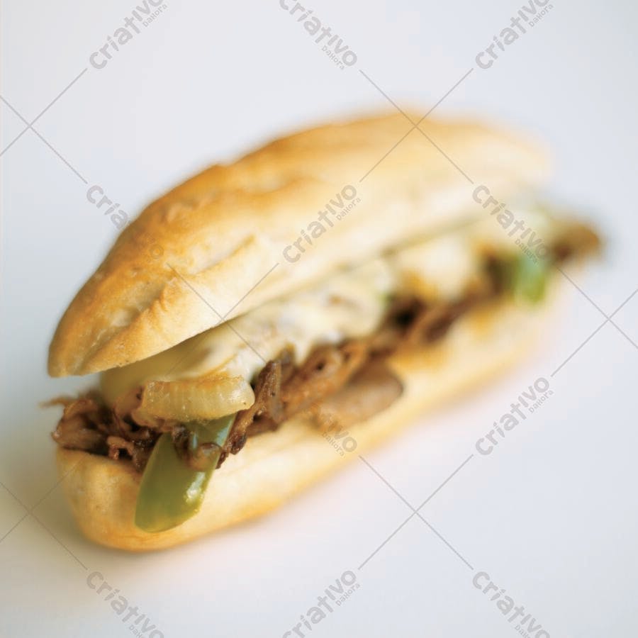 Sanduíche de carne com queijo e pimentão