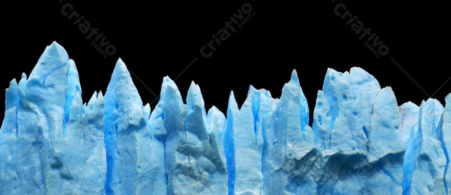 Geleira azul em fundo preto