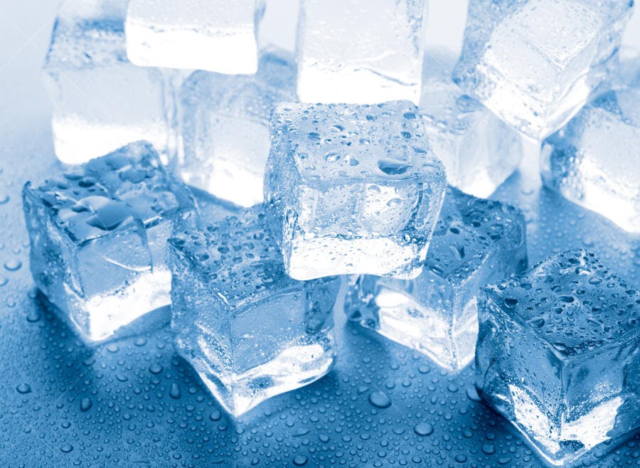 Cubos de gelo molhados sobre fundo azul