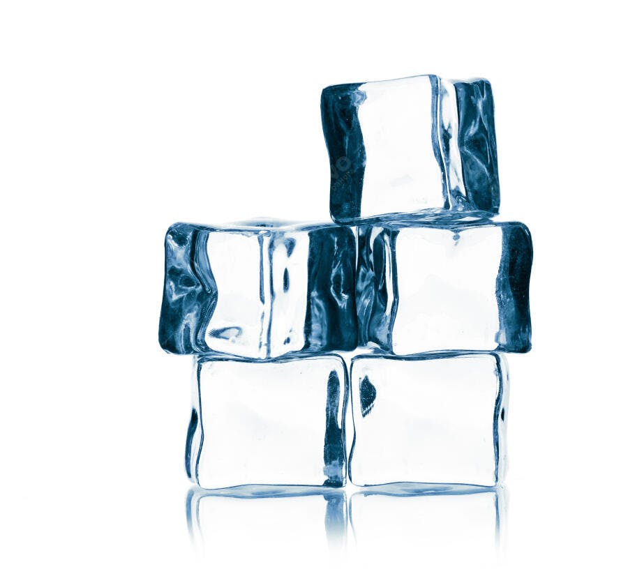 Cubos de gelo transparentes sobre fundo branco