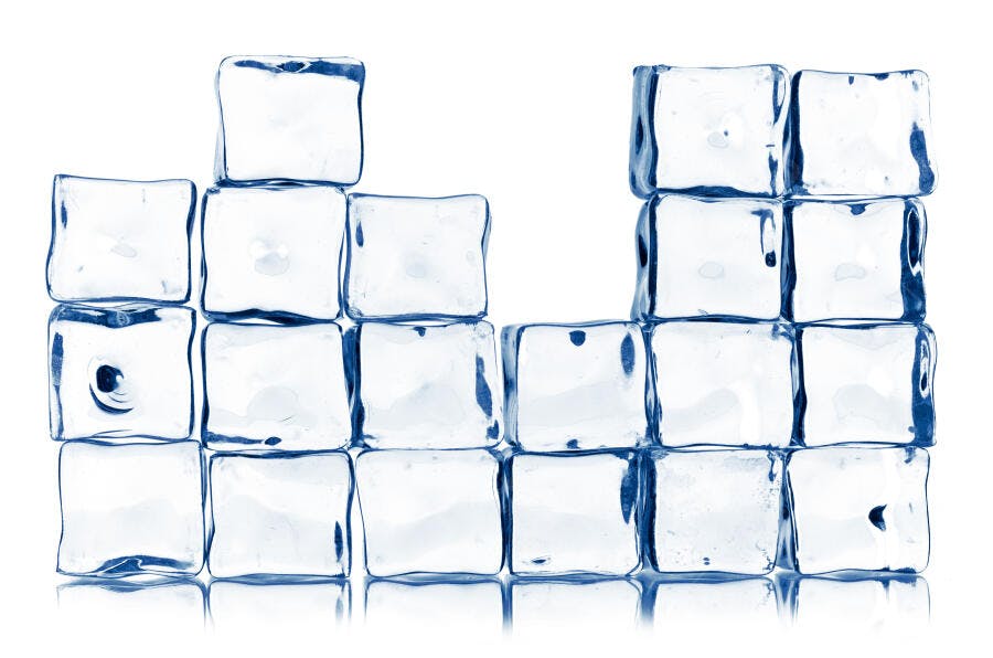 Cubos de gelo transparentes empilhados