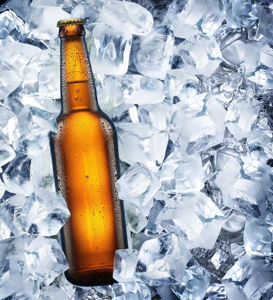 Garrafa de cerveja gelada em gelo