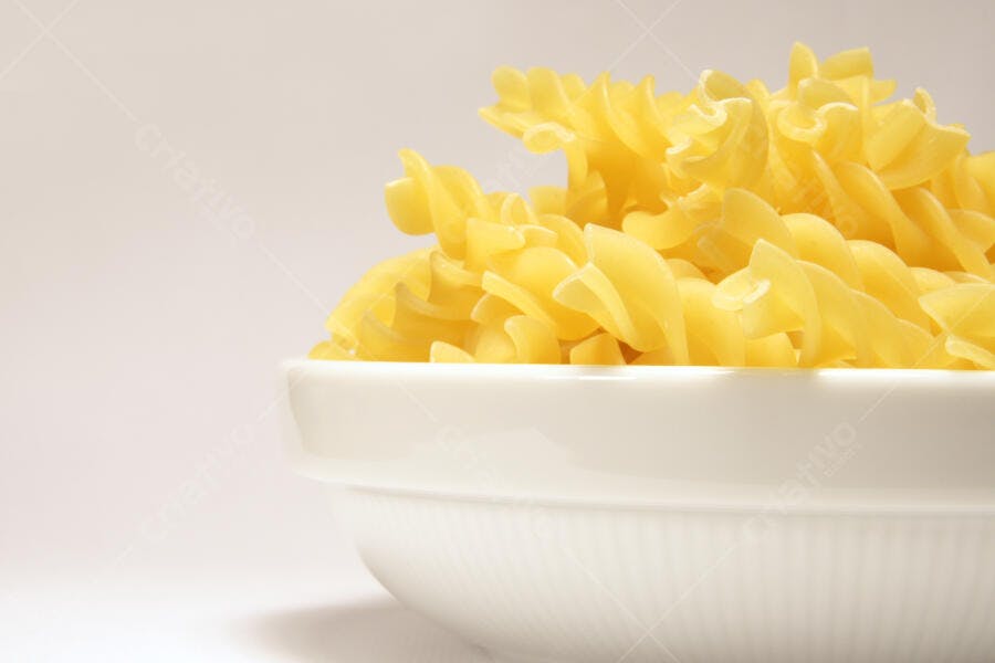 Macarrão parafuso em tigela branca